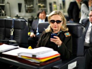 Imagem da Hillary Clinton usando seu BlackBerry