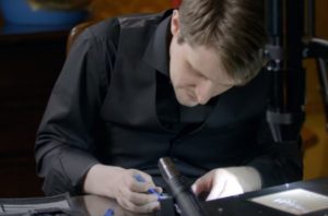 Foto do Snowden desmontando um smartphone