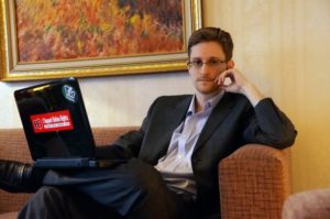 Foto do Snowden com seu notebook no colo