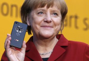 Foto da Angela Merkel com um BlackBerry Criptografado
