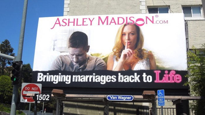 Outdoor do site: “Trazendo casamentos de volta à vida”. (Foto: Daily Billboard Blod)