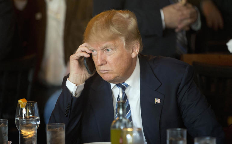 Foto do Trump falando ao celular